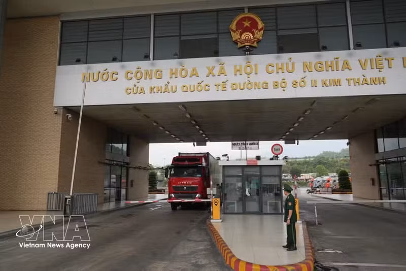 Des camions transportant des marchandises vietnamiennes franchissent le poste-frontière international de Lào Cai. Photo : VNA.