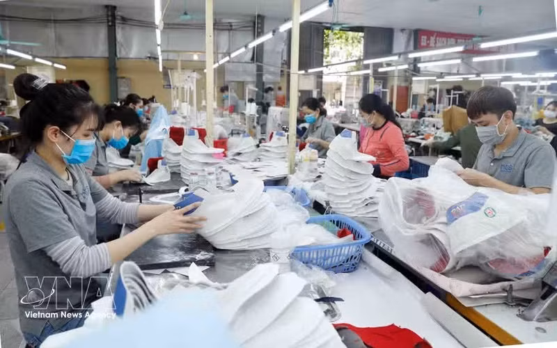 Production de chaussures destinées à l'exportation vers l'UE à l'entreprise Truong Xuan à Hanoï. Photo : VNA.