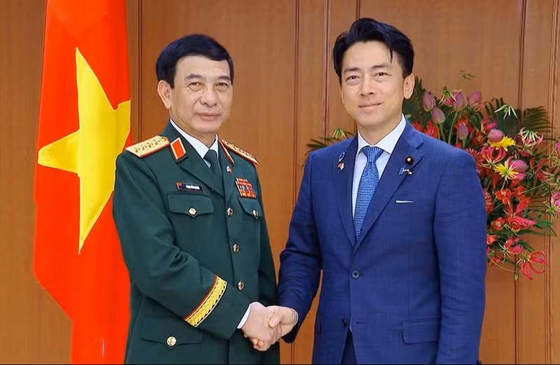 Le général Phan Van Giang, vice-Premier ministre et ministre de la Défensse du Vietnam (à gauche) et le ministre japonais de la Défense, Shinjiro Koizumi. Photo : TP.