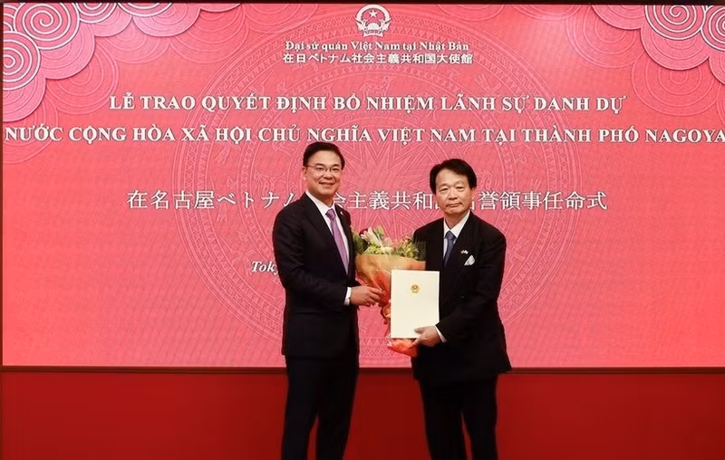 L’ambassadeur du Vietnam au Japon, Pham Quang Hieu (à gauche), et le professeur et docteur Natsume Nagato. Photo : VNA.