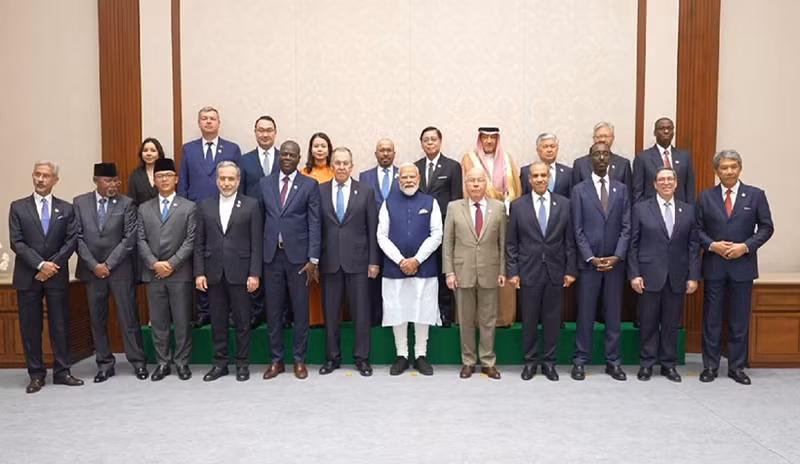 Le Premier ministre indien Narendra Modi rencontre les ministres des Affaires étrangères participant au Sommet des BRICS à New Delhi.