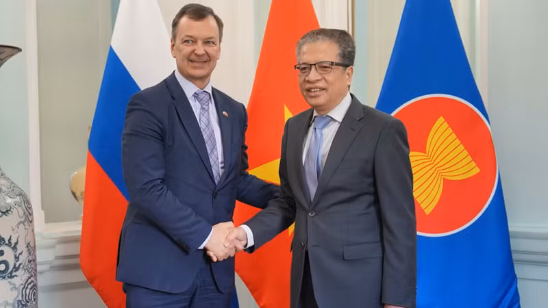 L’ambassadeur du Vietnam en Russie, Dang Minh Khoi (droite) et le premier vice-président du Conseil de la Fédération de Russie, A. Yatskin. Photo : Nhân Dân.