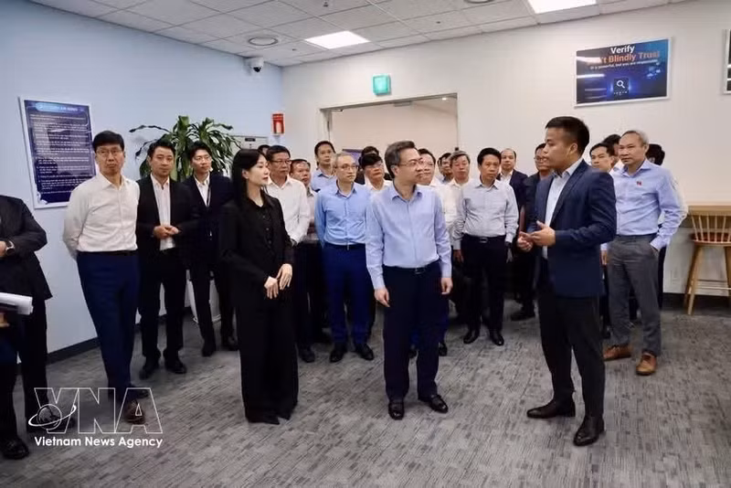 La délégation de la Commission des politiques et des stratégies du Comité central du Parti, conduite par son président Nguyen Thanh Nghi, visite le Centre de recherche et développement (R&D) de Samsung Vietnam à Hanoï. Photo : VNA.
