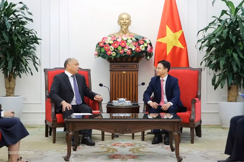 Le vice-ministre vietnamien des Affaires étrangères Ngo Le Van reçoit le chef adjoint du Service des Affaires extérieures de la province chinoise de l’Anhui, Peng Chuan Vu. Photo : Baoquocte.