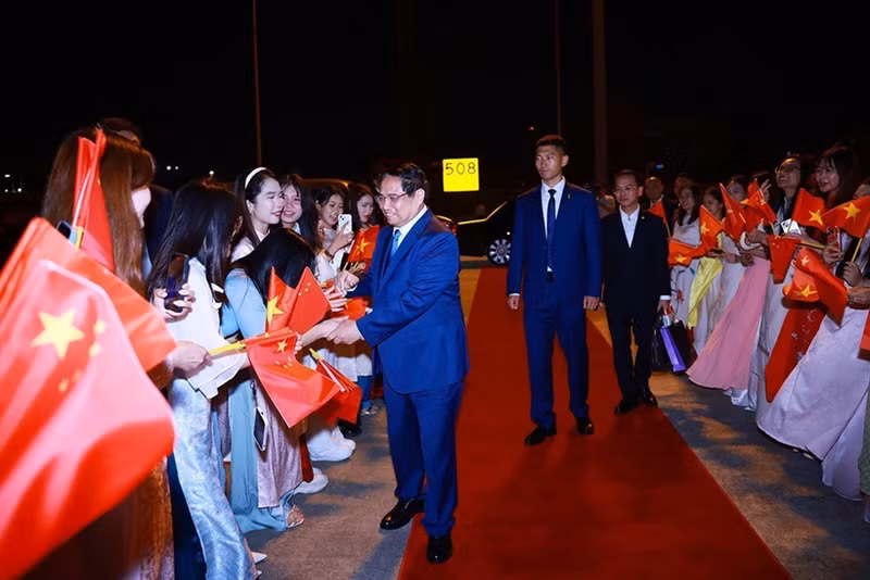 Cérémonie d'adieu du Premier ministre Pham Minh Chinh à l’issue de sa participation au 16e Forum économique mondial à Tianjin et de sa visite de travail en Chine. Photo : VNA.