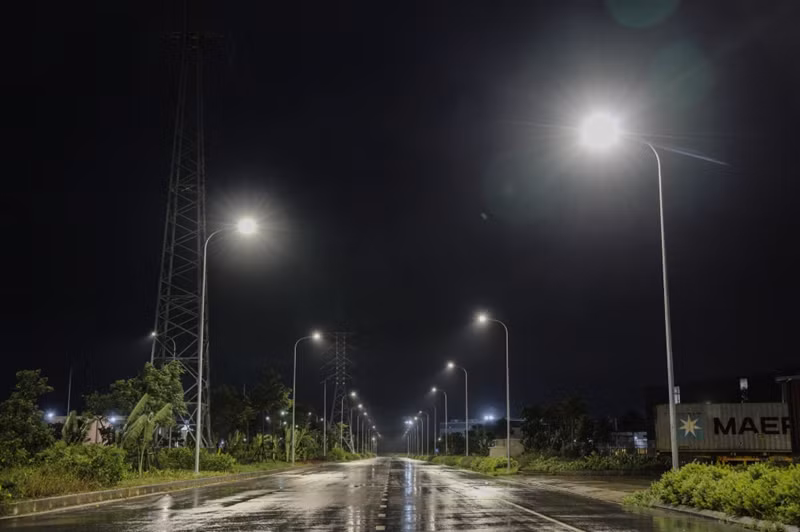 Remplacement de l’ancien système d’éclairage par des lampes LED intelligentes, ce qui a permis d’économiser 45 % de l’énergie consommée. Photo : Le Tan.
