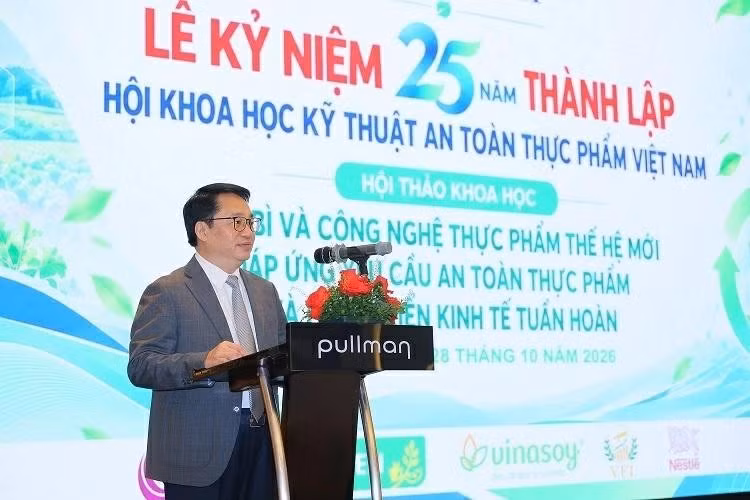 Bui Duc Lap, directeur adjoint de l’Autorité de la sécurité sanitaire des aliments du ministère de la Santé, prend la parole. Photo : baoquocte.vn.