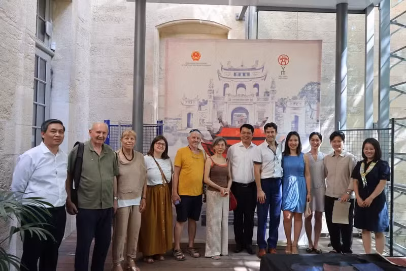 Les participants posent pour une photo souvenir lors de l'événement. Photo : Comité d'organisation.