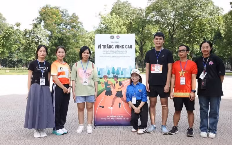 Ho Minh Quang (troisième à partir de la droite) participe à la course « Pour la lune des régions montagneuses ». Photo : photo fournie par l’intéressé.