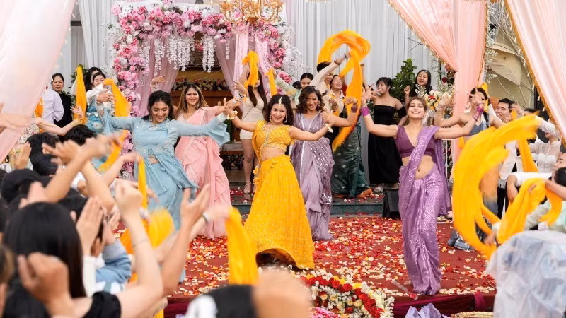 Des acteurs indiens lors du tournage d'une scène au Vietnam.