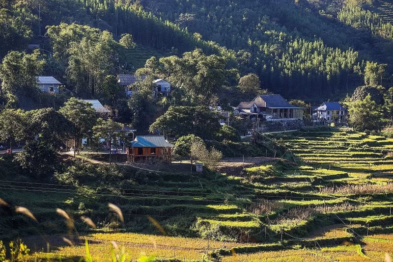 Les paisibles villages ethniques Muong de la commune de Van Son attirent de nombreux touristes. Photo : VNA.
