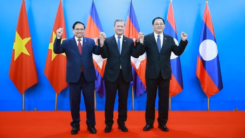 Dans le cadre de la rencontre de haut niveau entre le Parti du peuple cambodgien, le Parti communiste du Vietnam et le Parti populaire révolutionnaire lao à Phnom Penh (Cambodge), le 6 février, une rencontre a eu lieu entre le Premier ministre Pham Minh Chinh, le Premier ministre cambodgien Hun Manet et le Premier ministre lao Sonexay Siphandone. Photo : VNA.