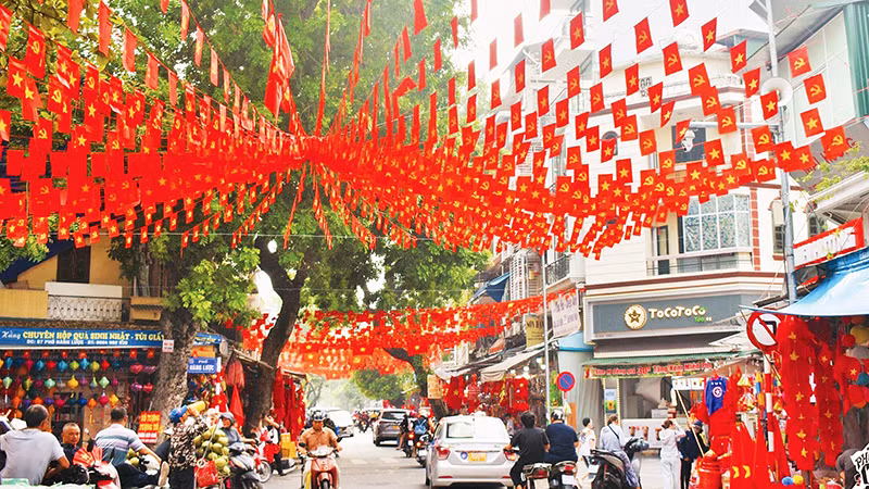 Les rues de Hanoï se parent de drapeaux et de décorations pour célébrer la Fête nationale. Photo : NDEL.