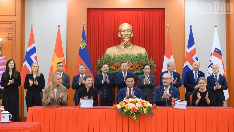Cérémobie de signature de l'Accord de libre-échange Vietnam - AELE, le 18 octobre à Hanoï. Photo: Nhân Dân.