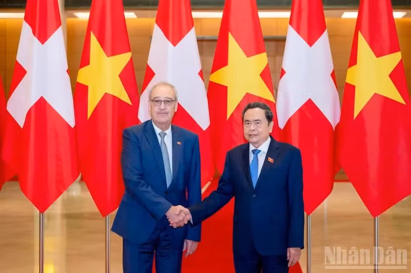 Le président de l’Assemblée nationale (AN) du Vietnam, Tran Thanh Man (droite) et le président de la Confédération suisse, Guy Parmelin. Photo : Nhân Dân.