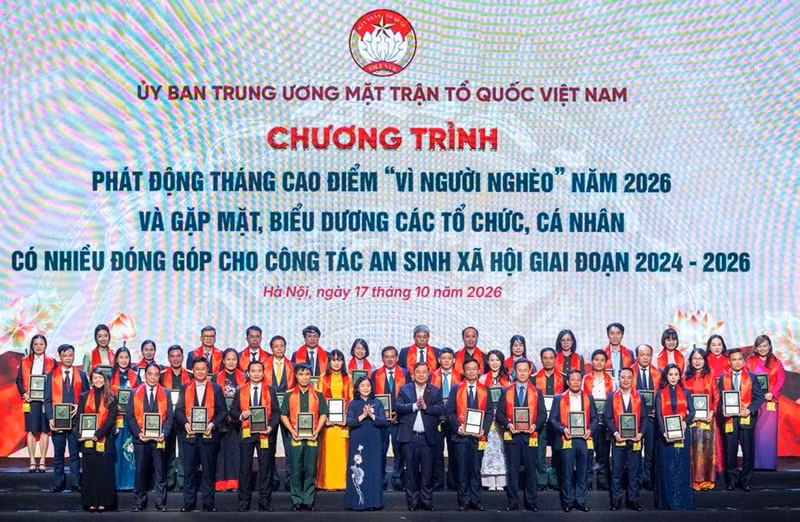 La présidente du Comité central du Front de la Patrie du Vietnam, Bui Thi Minh Hoai, et le vice-Premier ministre permanent Pham Gia Tuc honorent des organisations et des particuliers. Photo : VGP.