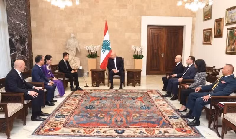 Le président libanais Joseph Aoun a reçu l'ambassadeur du Vietnam en Égypte et au Liban, Nguyen Nam Duong, à l'occasion de la présentation de ses lettres de créance le 15 octobre. Photo : Ambassade du Vietnam en Égypte. 