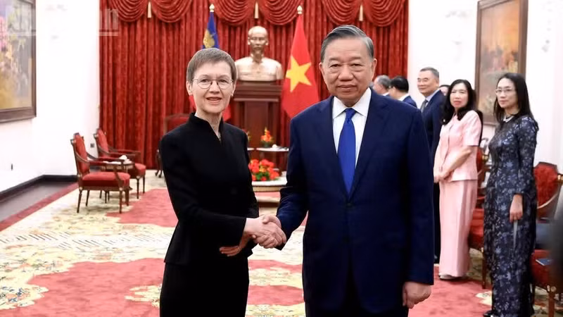 Le secrétaire général du Parti communiste du Vietnam et président de la République, To Lam, reçoit la Première ministre du Liechtenstein, Brigitte Haas, le 18 octobre à Hanoï. Photo : Nhân Dân.