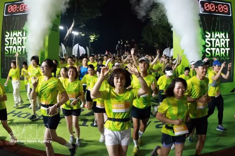 Les coureurs participent avec enthousiasme à la course. Photo : VNA.