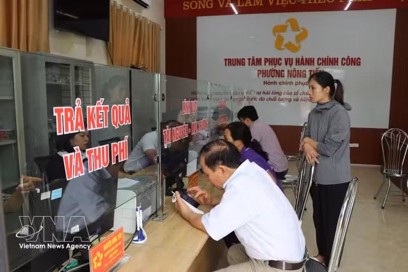 Des citoyens effectuent des formalités au centre de services administratifs publics du quartier de Nong Tien, province de Tuyen Quang. Photo : VNA.