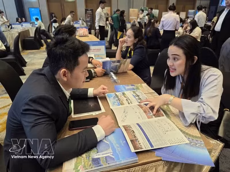 Plus de 7 000 rencontres d’affaires B2B et la signature de protocoles d’accord ont été enregistrés lors de l’espace Business et de mise en relation B2B, dans le cadre du Festival international du tourisme de Da Nang 2026. Photo : VNA.