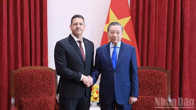 Le secrétaire général du Parti et président de la République, To Lam, reçoit l’ambassadeur de Palestine au Vietnam, Shadi Abu Zarqa, venu lui présenter ses lettres de créance, le 3 octobre. Photo : Nhân Dân.
