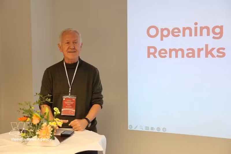Ivo Sieber, ancien ambassadeur de Suisse au Vietnam et actuellement membre du Forum économique Suisse-Vietnam (SVEF), prend la parole lors d’un événement à Zurich. Photo : VNA.