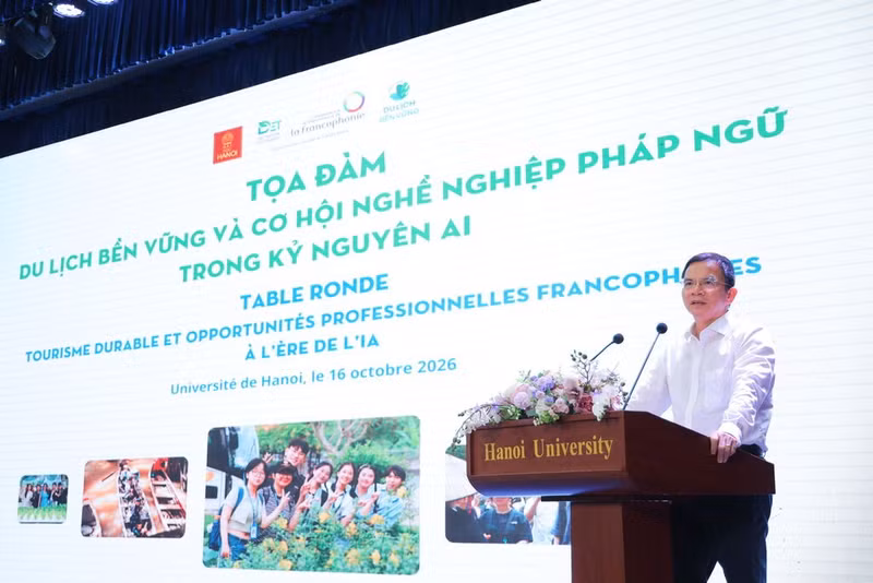 Le Pr. associé-Dr. Pham Ngoc Thach, vice-recteur de l’Université de Hanoï, prend la parole lors de la table ronde "Tourisme durable et opportunités professionnelles francophones à l’ère de l’IA", le 16 octobre à Hanoï. Photo : CVN.