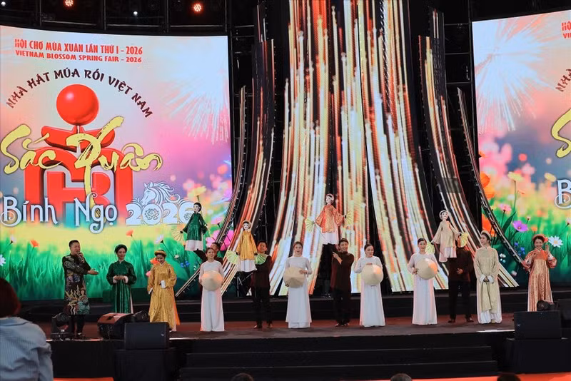 Parmi les huit divisions thématiques organisées à grande échelle, l’espace « Quintessence de la culture vietnamienne », placé sous l’égide du ministère de la Culture, des Sports et du Tourisme, se distingue par la valorisation des identités nationales dans la vie contemporaine. Photo : VNA.