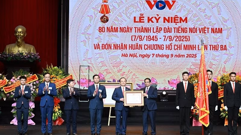 Le Premier ministre Pham Minh Chinh remet l’Ordre de Ho Chi Minh, pour la troisième fois, à la Radio La Voix du Vietnam. Photo : NDEL.