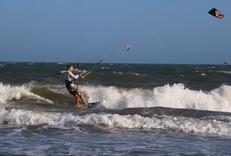 Des touristes internationaux font du kitesurf sur la plage de Mui Ne, au Centre du Vietnam. Photo : VNA.