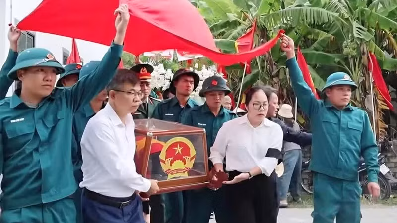 Les autorités de Phuc Loc conduisent les restes du martyr Nguyen Xuan Nhi vers sa dernière demeure. Photo : DP.