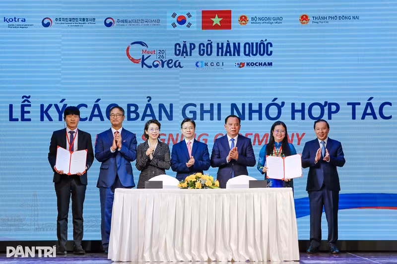 Signature de l'accord de coopération pour le développement des industries culturelles entre Dong Nai et des partenaires de la République de Corée. Photo : Dantri.