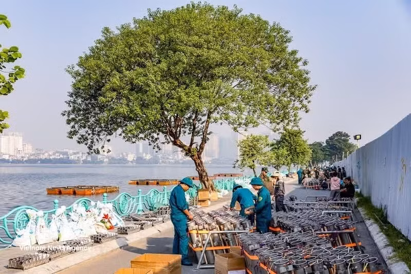 Au lac de l’Ouest, le pas de tir est aménagé rue Quang Khanh, dans le quartier de Tay Ho. Photo : VNA.