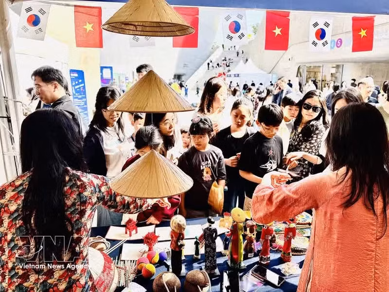 Les visiteurs au stand vietnamien lors de la deuxième Journée de l’échange et de l’intégration de Séoul. Photo : VNA.