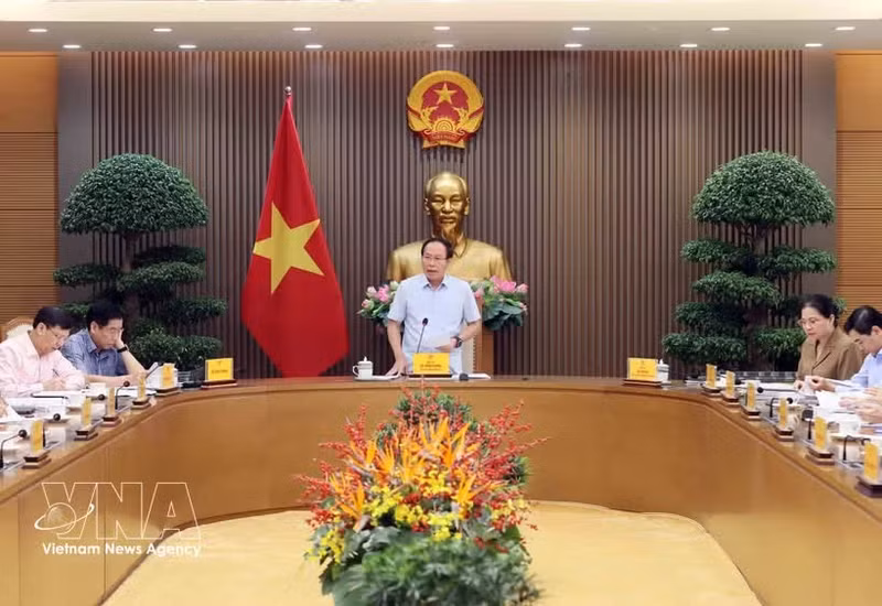Le vice-Premier ministre Le Tien Chau a présidé une réunion consacrée à l’état d’avancement de la révision générale du système des documents normatifs juridiques. Photo : VNA.