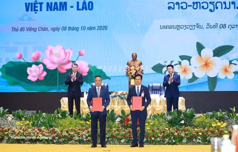 Le Premier ministre Le Minh Hung et son homologue lao Saleumxay Kommasith assistent à la cérémonie de remise de 17 certificats d’investissement et accords de coopération. Photo : VNA.