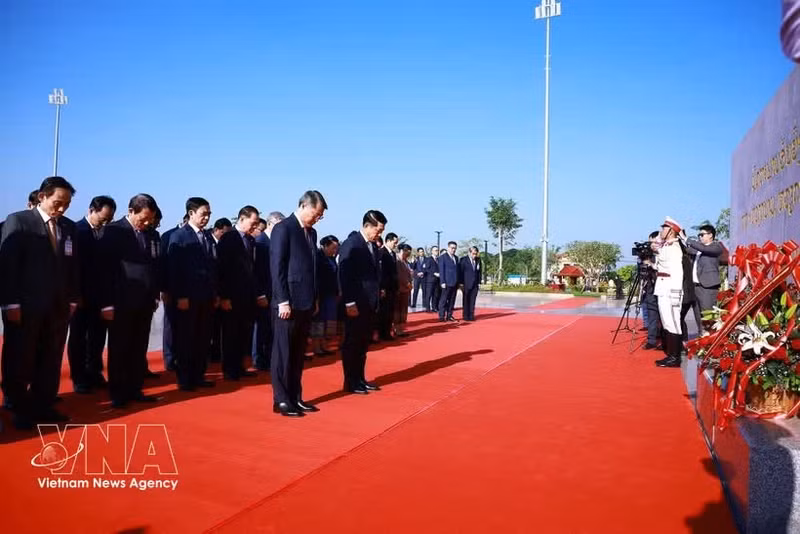 Le Premier ministre Le Minh Hung et son homologue lao Saleumxay Kommasith se rendent au parc de l’Amitié Laos-Vietnam, où ils déposent des gerbes de fleurs devant les monuments dédiés aux Présidents Ho Chi Minh, Kaysone Phomvihane et Souphanouvong. Photo : VNA.