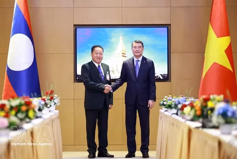 Le Premier ministre Le Minh Hung (droite) et Laopaoxong Navongxay, membre du Comité central du Parti et vice-président du Comité central du Front lao pour l'édification nationale. Photo : VNA.