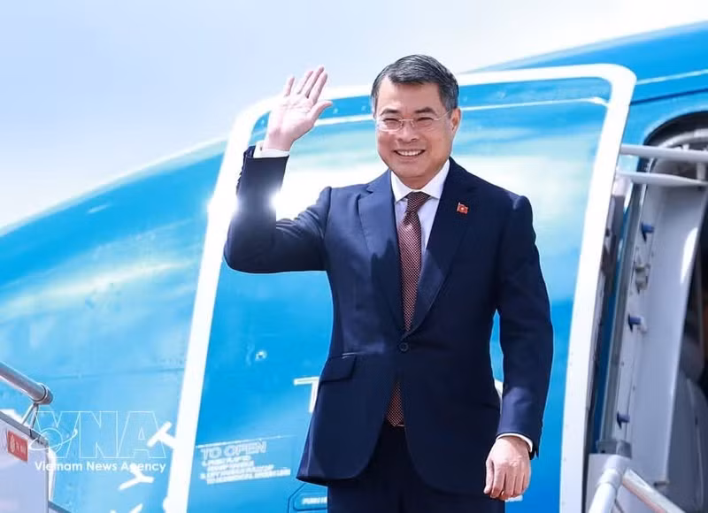 Le Premier ministre Le Minh Hung arrive à Phnom Penh pour une visite officielle au Cambodge. Photo: VNA.