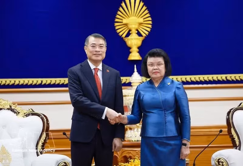 Le Premier ministre vietnamien Le Minh Hung et la présidente de l’Assemblée nationale cambodgienne Khuon Sudary. Photo : VNA.