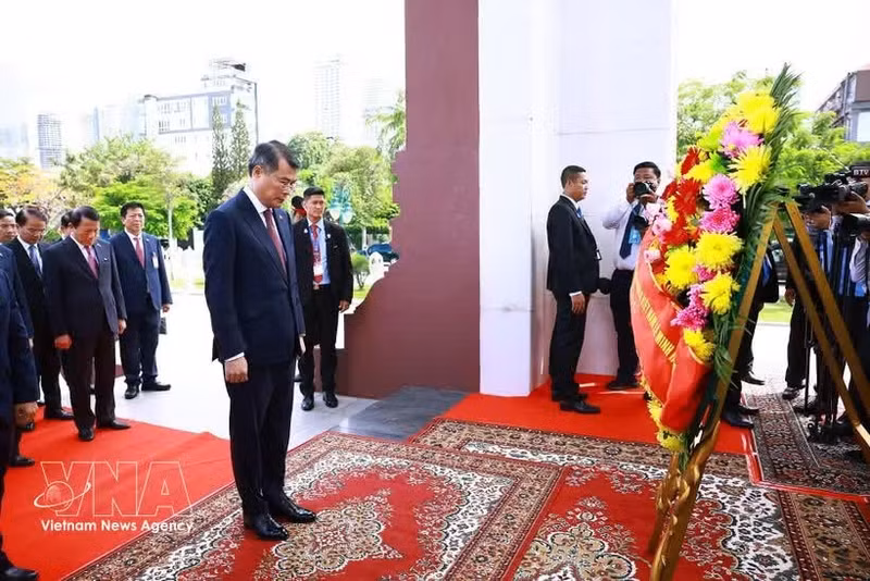Le Premier ministre Le Minh Hung dépose une gerbe au monument commémoratif du défunt roi Norodom Sihanouk, à Phnom Penh. Photo : VNA.
