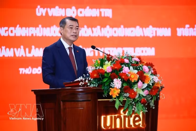 Le Premier ministre vietnamien Le Minh Hung à la visite du siège de Star Telecom à Vientiane. Photo : VNA.