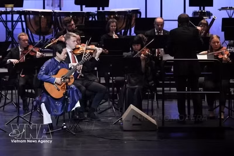 L'artiste Dang Ngoc Long et l'Orchestre symphonique de Tübingen (Allemagne) se produisent lors du concert « Une rhapsodie de deux mondes » au théâtre Ho Guom (Hanoï) en décembre 2025. Photo : VNA.