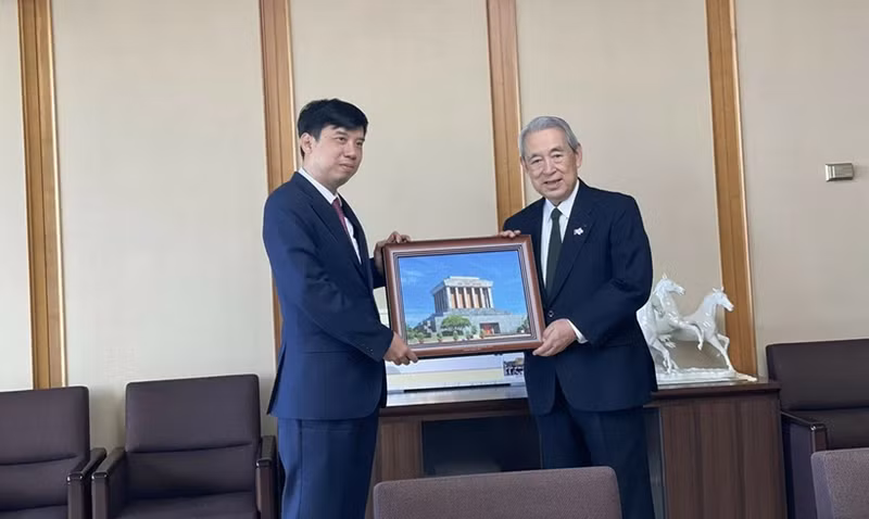 Le consul général Nguyen Truong Son remet un souvenir commémoratif au président du Kankeiren, Masayoshi Matsumoto. Photo : Consulat général du Vietnam à Osaka.