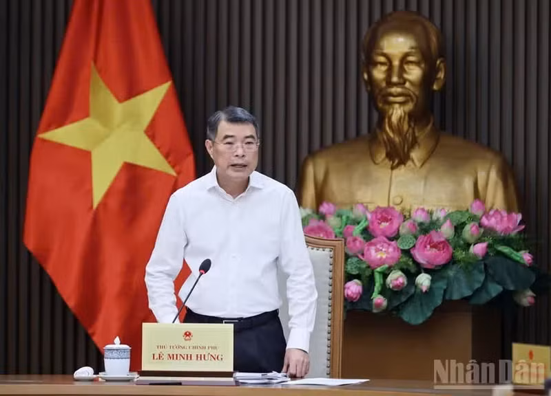 Le Premier ministre Le Minh Hung s'exprime lors de la réunion. Photo : NDEL.
