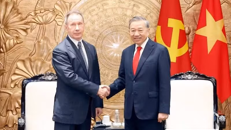 Le secrétaire général du Parti communiste du Vietnam et président de la République, To Lam (droite), et le directeur de la Garde nationale de Russie, Viktor Zolotov. Photo : NDEL.