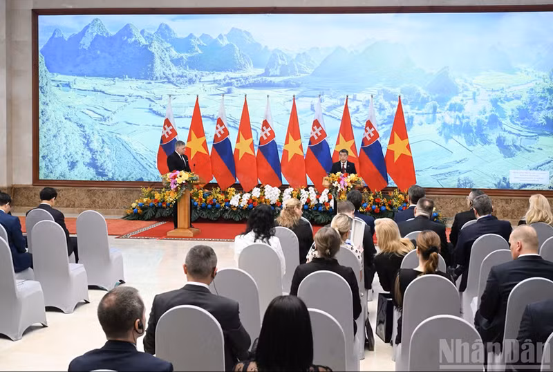 Le Premier ministre vietnamien Lê Minh Hung et son homologue slovaque Robert Fico rencontrent la presse. Photo : NDEL.