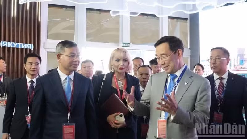 Le ministre vietnamien des Finances Ngo Van Tuan rencontre Aysen Nikolayev, chef de la République de Sakha (Iakoutie), Fédération de Russie. 