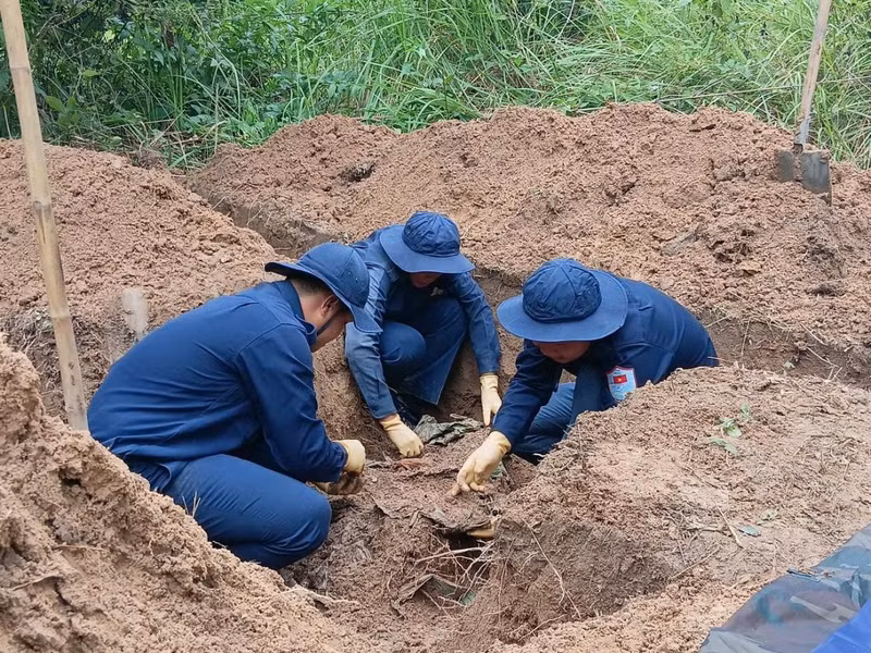Regroupement des restes de cinq martyrs dans la commune d’O Lam, province d’An Giang. Photo : VOV.